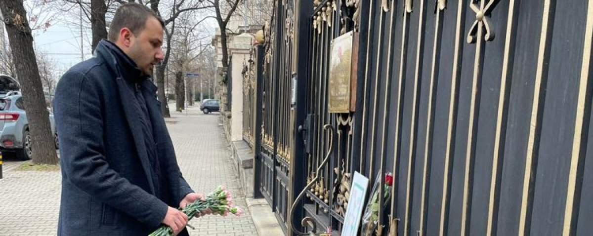 НПСС поднесе цветя пред посолството на Турция